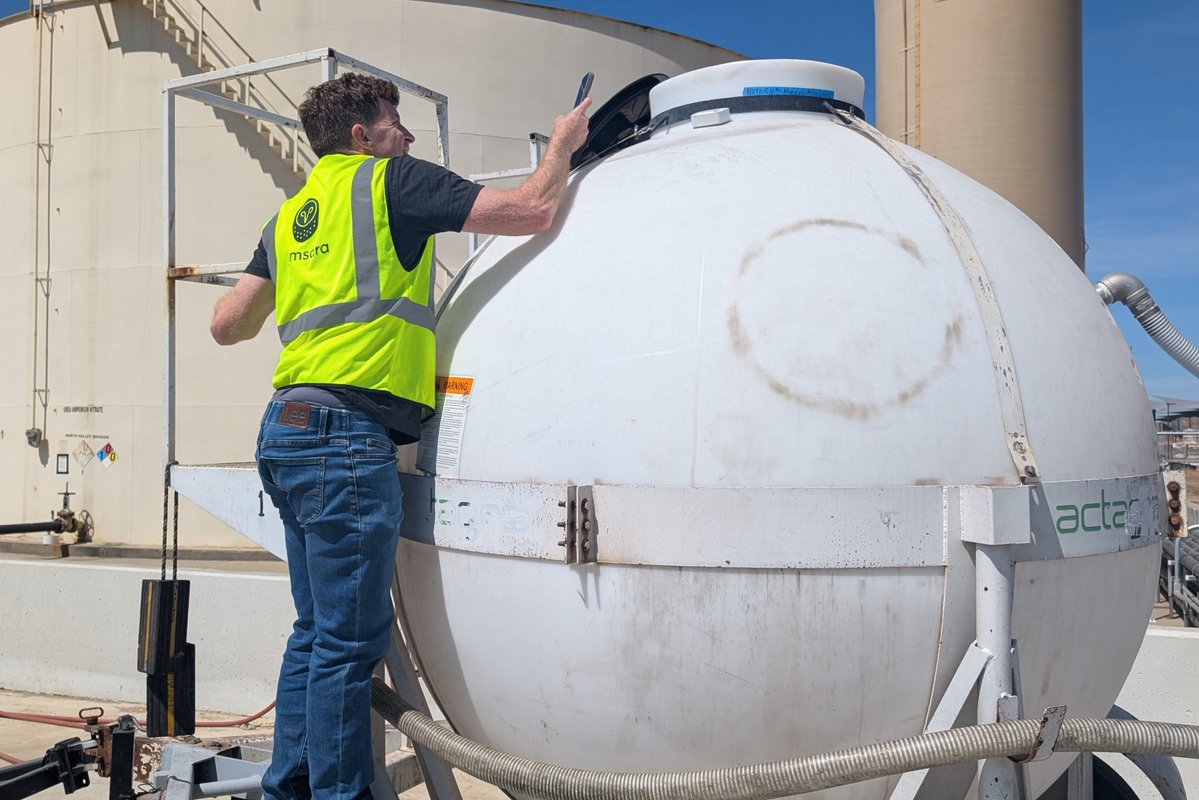 Samsara's tweet image. You don’t build for physical operations from behind a desk. 👷

Samsara’s Smart Trailers &amp;amp; Connected Equipment team engineers full-stack—from rugged hardware to AI—based on what they learn in the field.

Go behind the build with David Gal, VP of Engineering &amp;amp; Product →…