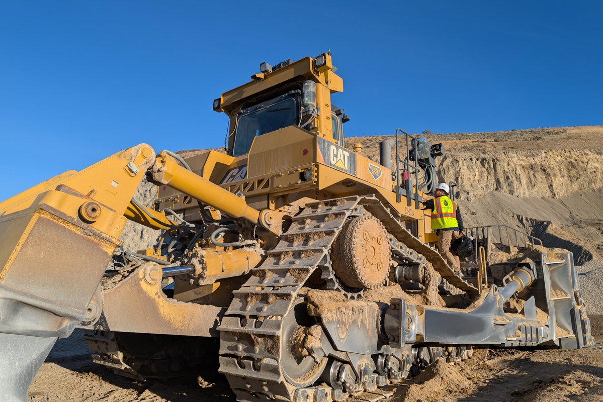 Samsara's tweet image. You don’t build for physical operations from behind a desk. 👷

Samsara’s Smart Trailers &amp;amp; Connected Equipment team engineers full-stack—from rugged hardware to AI—based on what they learn in the field.

Go behind the build with David Gal, VP of Engineering &amp;amp; Product →…