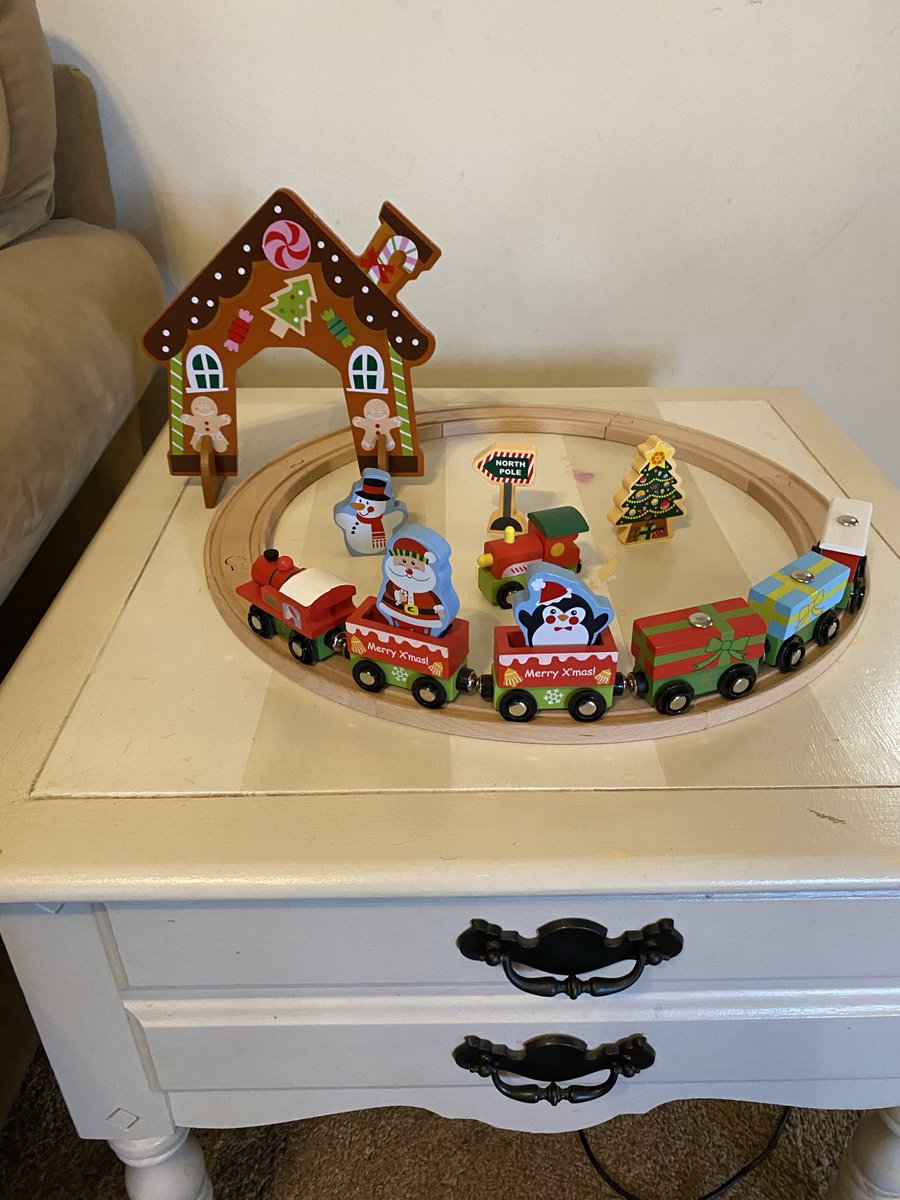 JEdwardsHolt's tweet image. Decorated for #Christmas early this year and I’m not even ashamed. 😛🎅🏻🎄 #snooponastoop