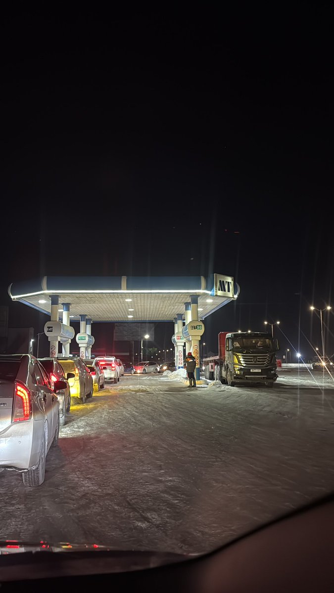 Түлш дууссан гэнэ. Петровис бүүр хамгийн түрүүнд дуусаж байна. МТ, Шунхлай тэргүүтэй хэдэн колонк бидний төлөө үлдсэн бензинээ 50к -д хувааж өгч байна. Буянтай колонкууд шүү. Яахавдээ бензин байсан байгаагүй амьдарч чадна. Үнээ нэмчих гэж оролдож байгаа бол байсан ч авахгүй за юу