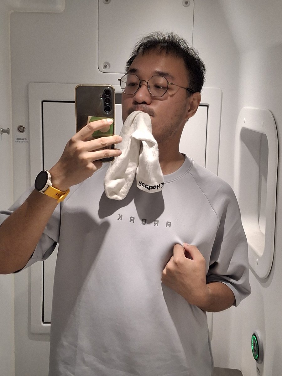 其實沒有拍什麼奇怪的照片啦
-
頂多就是穴裡有朋友的體液
嘴裡叼著朋友送我還沒洗的原味襪