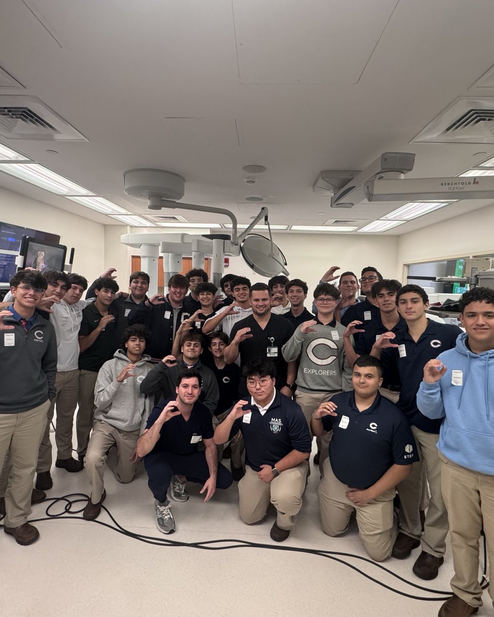 ColumbusHS_Mia's tweet image. Our Pre-Med Club got hands-on time with the Da Vinci surgical robot at South Miami Hospital, guided by Columbus alumni. Brotherhood in action. #CPride #Adelante