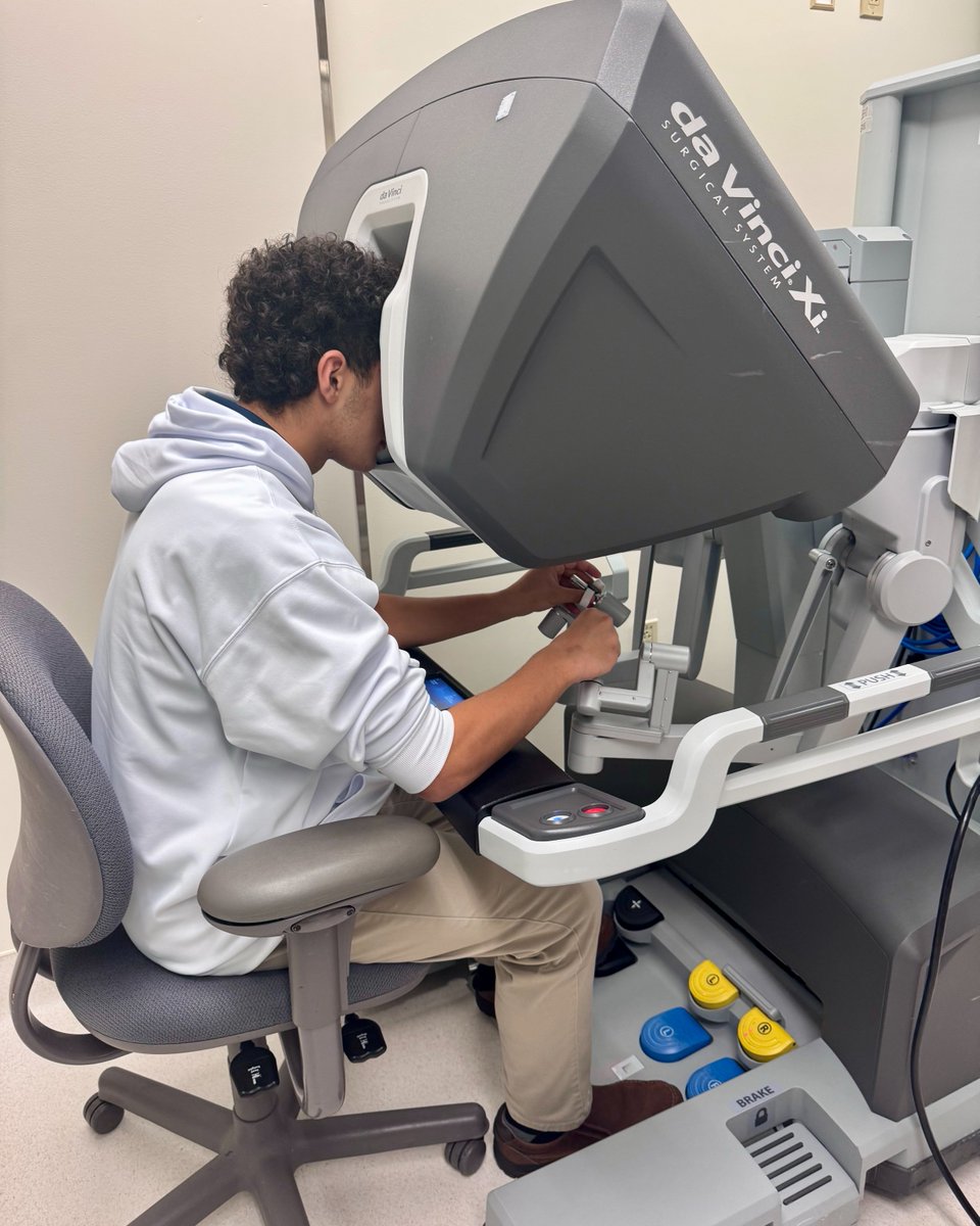 ColumbusHS_Mia's tweet image. Our Pre-Med Club got hands-on time with the Da Vinci surgical robot at South Miami Hospital, guided by Columbus alumni. Brotherhood in action. #CPride #Adelante
