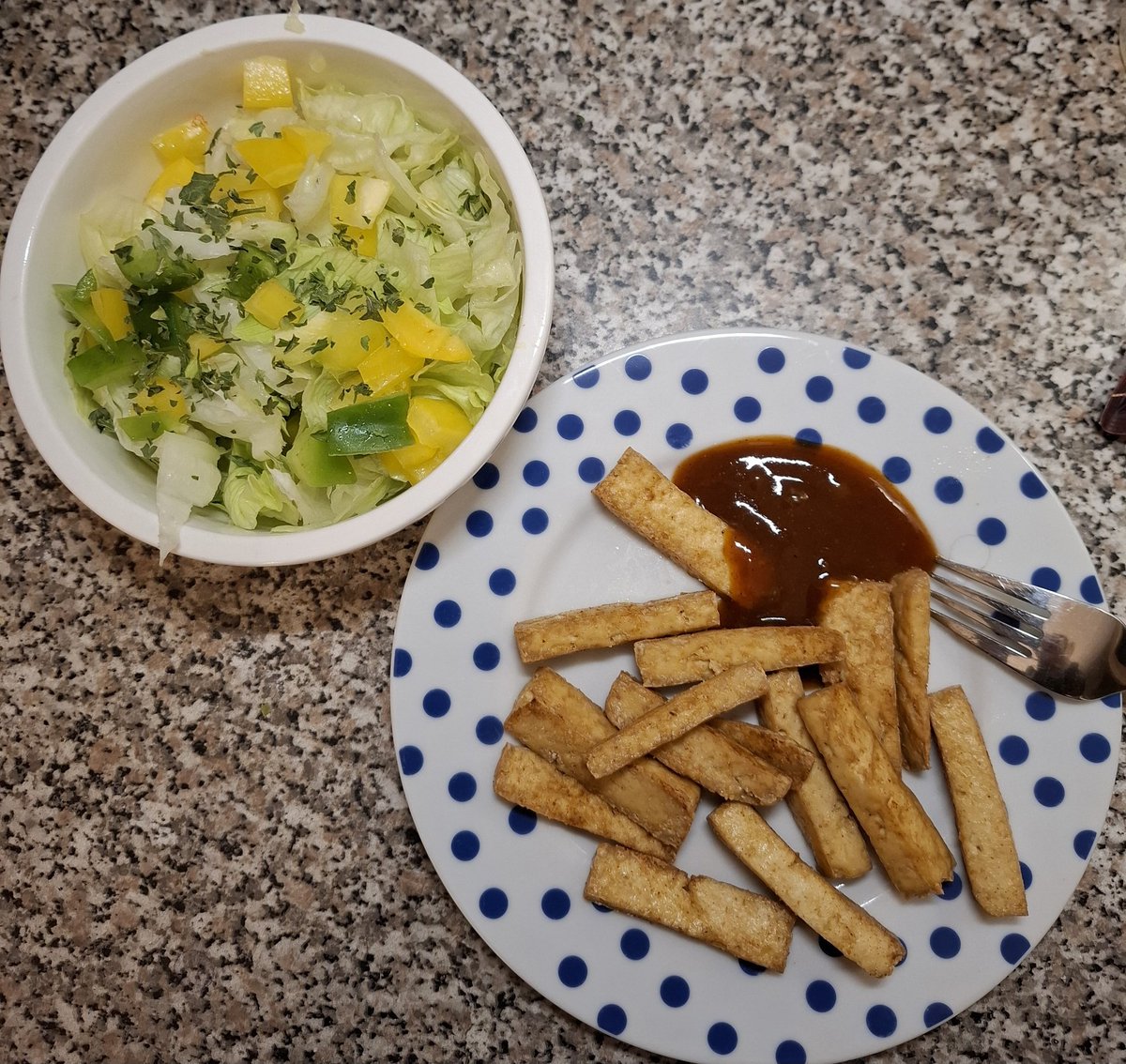 Abendessen 🌛
Salat: Eisbergsalat, gelbe u. grüne Paprika, Petersilie
Tofusticks, Paprika, Salz aus der HLF dazu Curry-Ketchup