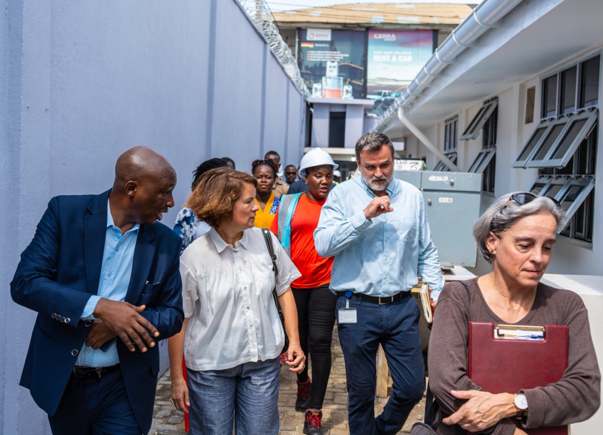 libfoodsafety's tweet photo. On Friday, the EU Ambassador to Liberia visited the LiFSI office and monitored the EU funded construction at LiSA. She praised the progress, highlighting it as a key step in strengthening Liberia’s food safety infrastructure. https://t.co/cvmS590Lv7