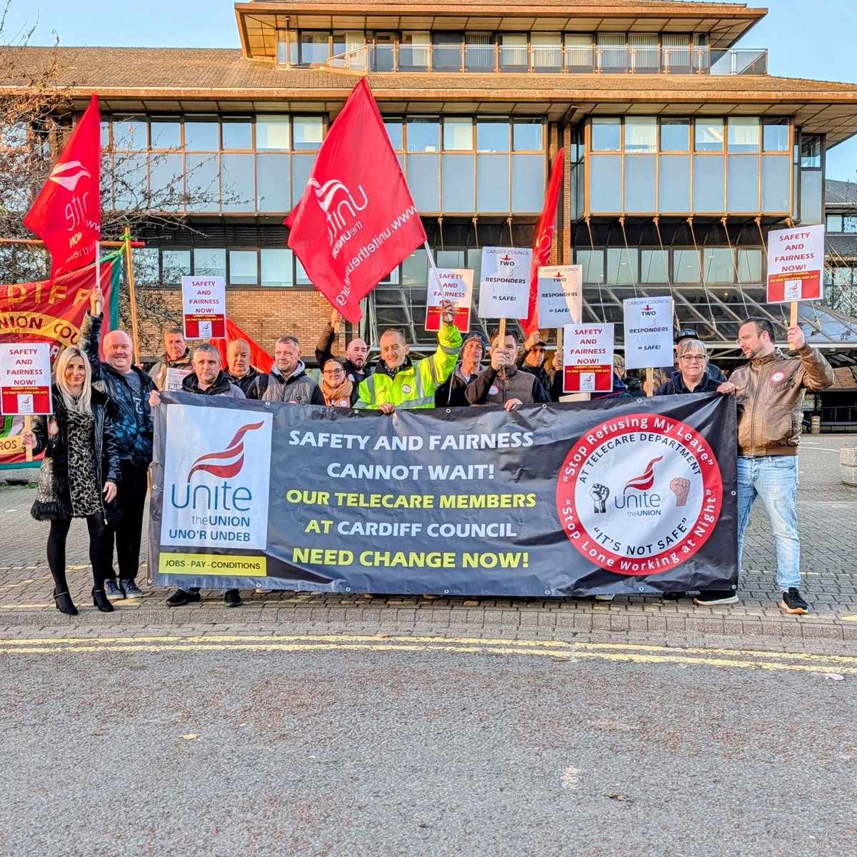 Our members in <a href="/cardiffcouncil/">Cardiff Council</a>’s Telecare Department are working alone in dangerous situations and being denied fair leave.

Today we’re calling on the council to reinstate two person responder working and fix the unfair annual leave policy.