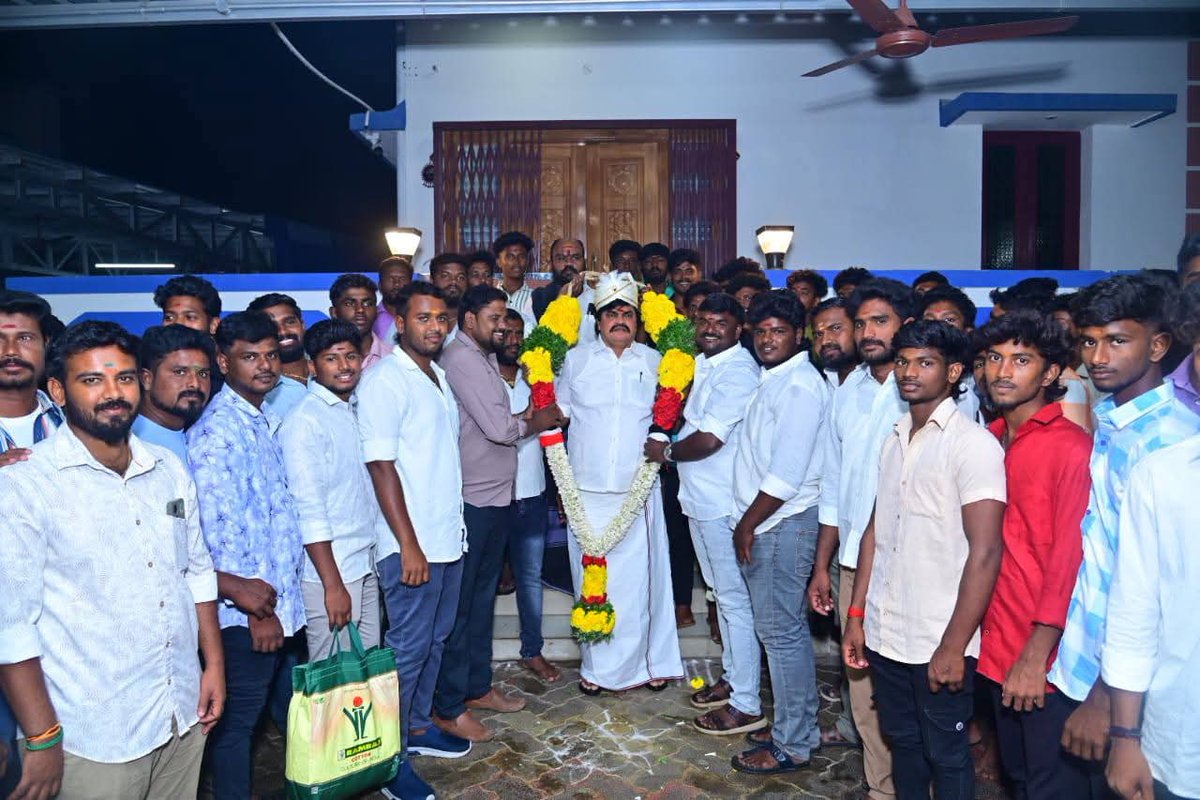 GowriSankarD_'s tweet image. #தலைவனை_தேடி 

திமுகவின் விருதுநகர் வடக்கு மாவட்ட @DMKITwing அமைப்பாளர்...
#ச_அருண்குமார் அவர்கள்..
மற்றும் அவர்களுடன் திமுக மற்றும் மாற்றுக்கட்சியினர், எந்த கட்சியையும் சாராத இளைஞர் பெருமக்கள் என... 
சுமார் #200க்கும் மேற்பட்டோர் இன்று கழக பொது செயலாளர் #எடப்பாடியார் அவர்கள்…