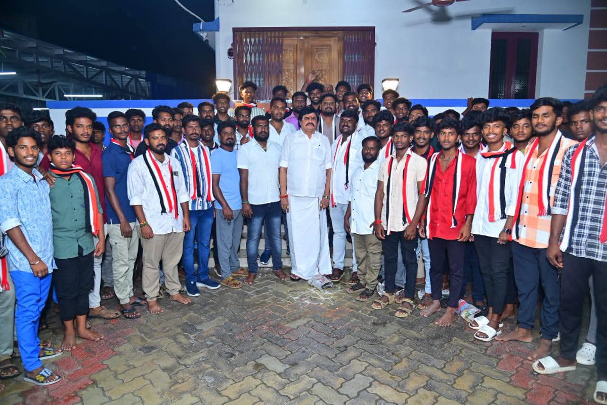 GowriSankarD_'s tweet image. #தலைவனை_தேடி 

திமுகவின் விருதுநகர் வடக்கு மாவட்ட @DMKITwing அமைப்பாளர்...
#ச_அருண்குமார் அவர்கள்..
மற்றும் அவர்களுடன் திமுக மற்றும் மாற்றுக்கட்சியினர், எந்த கட்சியையும் சாராத இளைஞர் பெருமக்கள் என... 
சுமார் #200க்கும் மேற்பட்டோர் இன்று கழக பொது செயலாளர் #எடப்பாடியார் அவர்கள்…