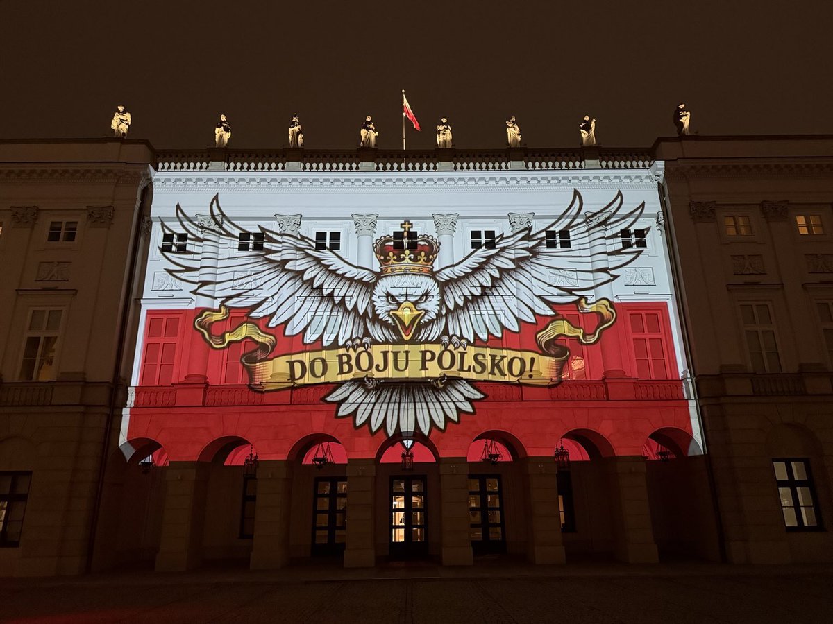Pozdrawiamy wszystkich polskich kibiców! 🇵🇱⚽️Dziś na fasadzie Pałacu Prezydenckiego mocne wsparcie naszej reprezentacji, która gra dziś mecz z Maltą ! 💪🇵🇱