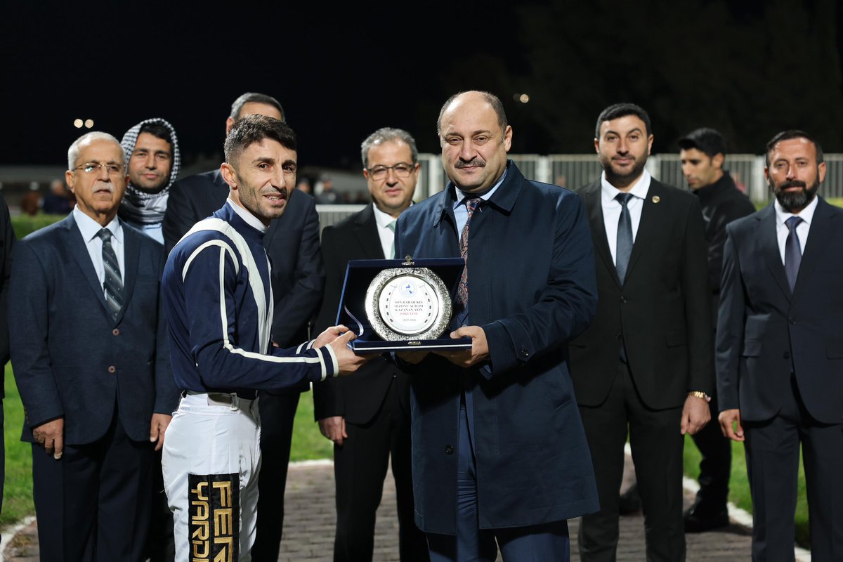 Şanlıurfa Hipodromu’nda Yeni Sezon Coşkuyla Başladı 🐎

Yarış atı varlığında Türkiye’nin lideri olan Şanlıurfa’da sonbahar–kış sezonu büyük bir heyecanla açıldı!

Sezonun ilk koşusunda 1 numaralı Aziz Geçgelhat, jokeyi Ferit Yardımcı ile üstün performans sergileyerek birinciliğe