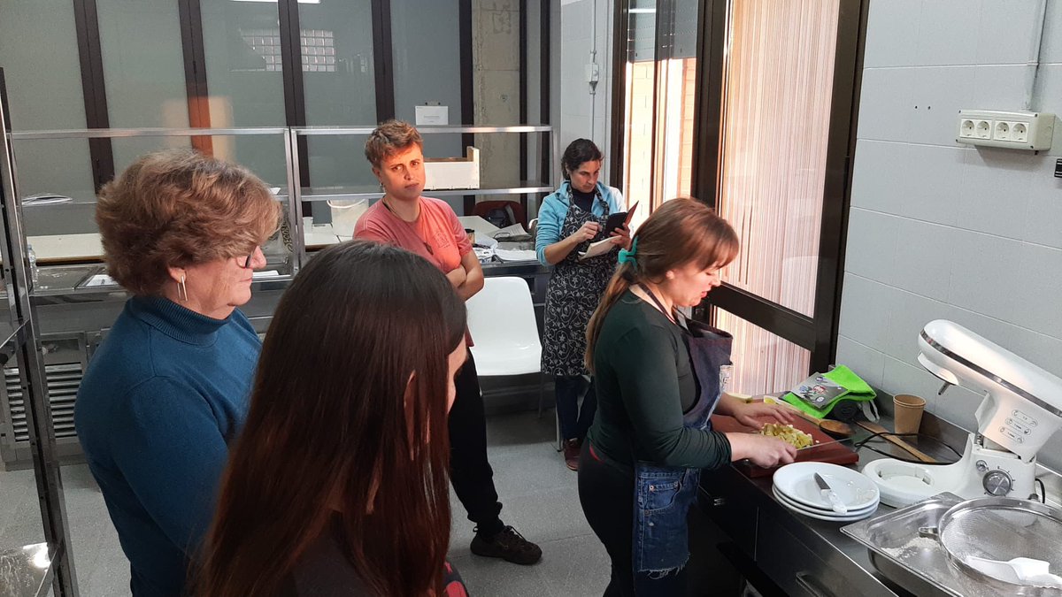 easolsones's tweet image. 🧁 Encetem penúltima sessió del curs, aquesta vegada dedicada a l’elaboració de brioixeria. I ens atrevim amb les magdalenes! Quines ganes de tastar-les… 😋

#FormacióContínua