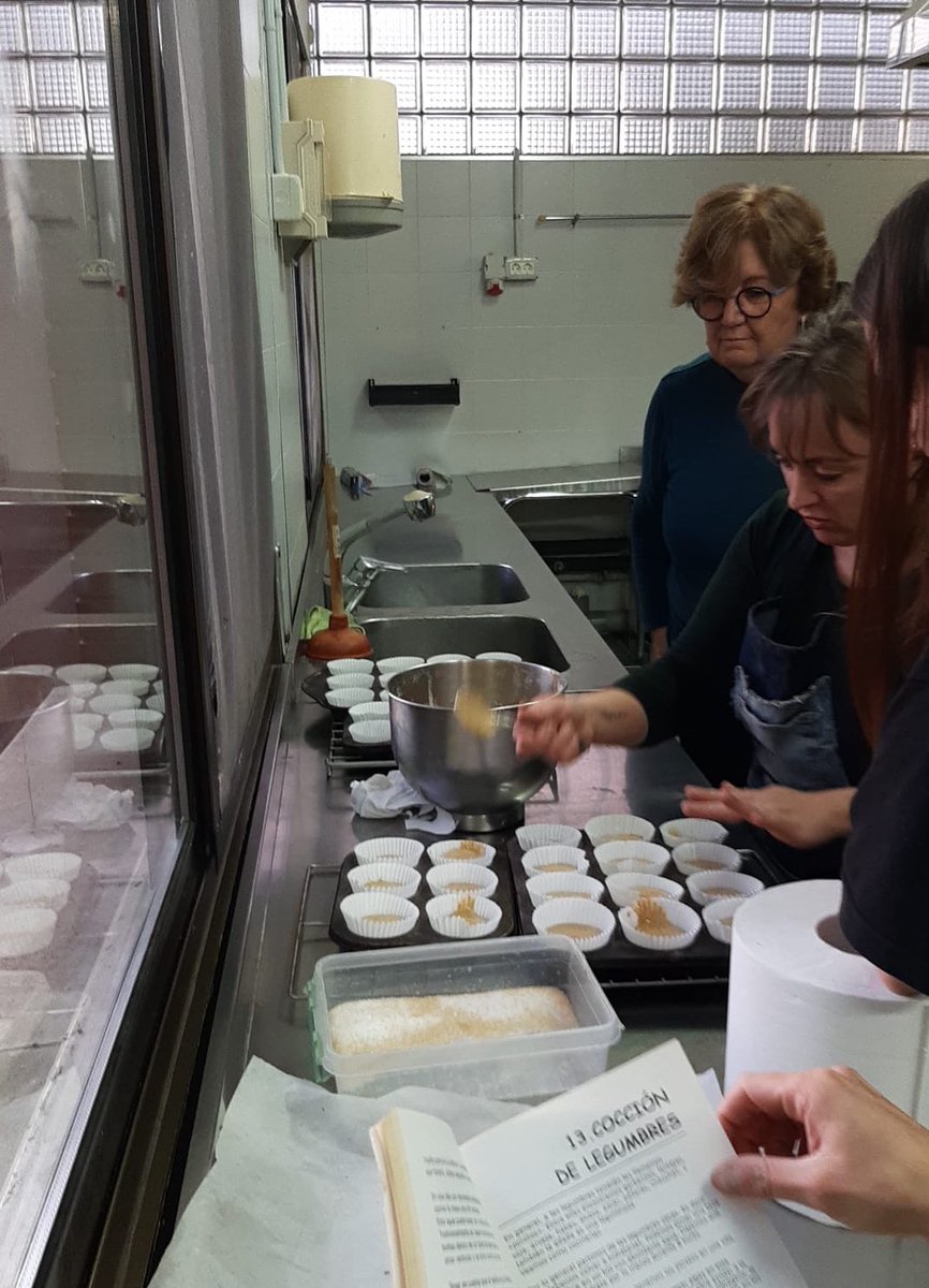 easolsones's tweet image. 🧁 Encetem penúltima sessió del curs, aquesta vegada dedicada a l’elaboració de brioixeria. I ens atrevim amb les magdalenes! Quines ganes de tastar-les… 😋

#FormacióContínua