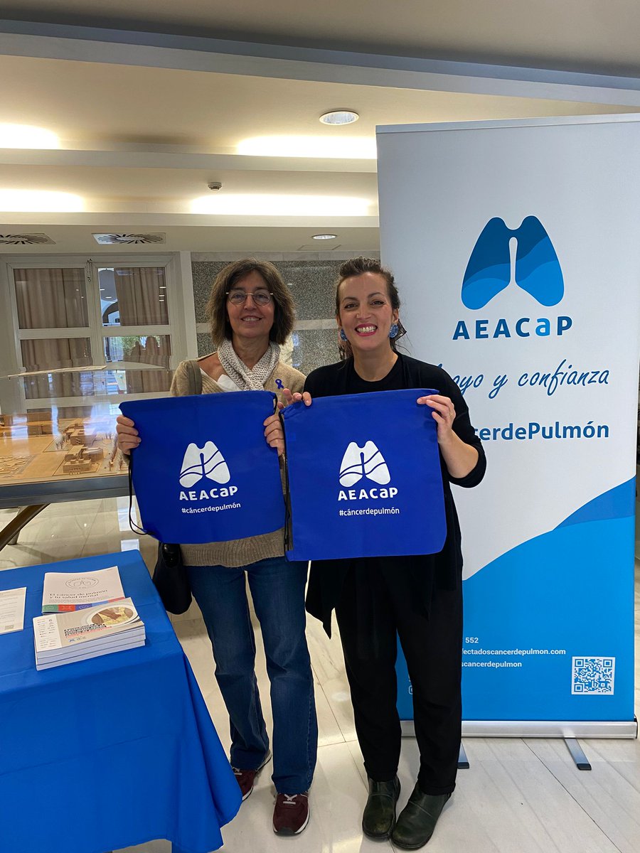 🔵🫁<a href="/StephanieDaRo/">Stephanie Da Rocha</a>, vocal de <a href="/AEACaP/">AEACaP</a>, ha estado este lunes en nuestra mesa informativa en el <a href="/HospitalUVRocio/">Hospital Universitario Virgen del Rocío</a> con motivo del #DíaInternacionalCáncerPulmón 

👉 Ha dado a conocer las actividades y servicios de la Asociación para mejorar la calidad de vida de las personas afectadas