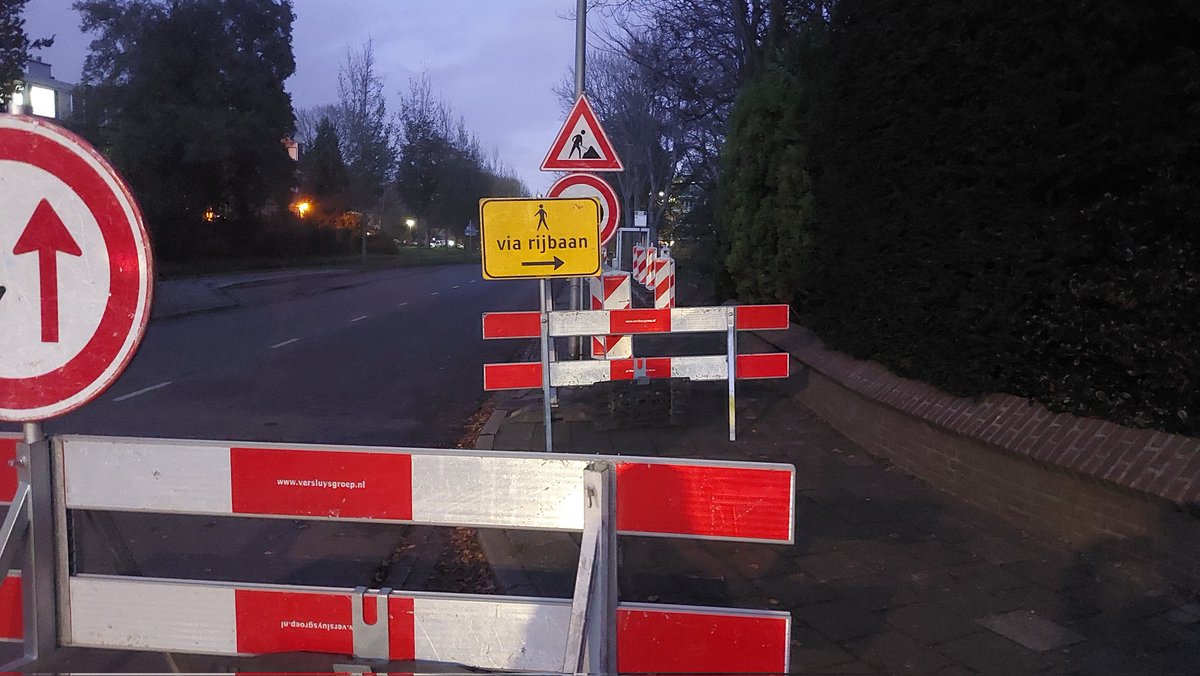 MarcoPJB's tweet image. "via rijbaan"... oké... maar de rijbaan is links, niet rechts... #jehadmaareentaak #Leiderdorp