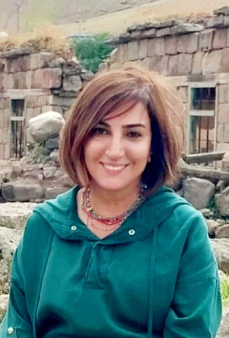 T_urnam's tweet photo. Bir Şaman öğretisi şöyle der: 
 
"Şaman da olsa, papaz da olsa,  
Hâkikât hâkikâttır."  
...🌹 "Doğada hiçbir şey kendisi için yaşamaz,  
Nehirler, kendi suyunu içemez,  
Ağaçlar, kendi meyvelerini yiyemez,  
Güneş, kendisi için ısıtmaz,  
Ay, kendisi için parlamaz,  
Çiçek, kendisi için kokmaz,  
Toprak, kendisi için doğurmaz,  
Rüzgar, kendisi için esmez,  
Bulutlar, kendi yağmurlarından ıslanmaz."  
..🌹 "Doğanın anayasasında ilk madde şudur:  
Her şey birbiri için yaşar.  
Birbiri için yaşamak doğanın kanunudur.  
Eski çağlardan süregelen bir anlayıştır, bütünlüğü anlatırdı.  
Özü iki cümle idi:  
Ben, biz olduğumuz zaman ben olurum.  
Ben, ben olduğum için sen sensin."  
----------------------------
"Hiçbir şey bilmiyorum, öğrenmek istiyorum" diyenlerden değil, her şeyi (güya) "çok iyi biliyorum" diyenlerden uzak olunuz, size zarar verebilir✍️

...Mazlumlardan, masum pâklardan, ezilenlerden yana olmak en büyük insanlıktır. Vicdan ve merhamet ile✍️

...Cahil çok şey bilir, âlim (gerçeğin ışığı - pir-i) ise susar, dinler. En son konuşur ve gerçeği söyler.✍️ 
 
...Hâkikât şehrinde ulu yolda yürürken kendini bilen, tanıyan bir insan, kendi varlığının bilinciyle, bilgisiyle, görgüsüyle, güzel (edep) ahlakıyla, ilim, irfan ve gönül yolunda kemâletiyle hâkikate erip, insan-ı kâmil yolunda yol almaya çalışır✍️

..."Kimim ben" diye kendinizle tanıştığınızda vahdet-i mevcudunuzu gönül gözünüzle görüp, en-el hâkk dediğinizde, varlığın birliğinde, kendinize ve hakikate kavuşmuş olursunuz✍️

...Var olan bir tek kâinattır. Evrenin sonsuzluğudur, yeryüzünün güzelliğidir, doğadır.  
O'nun içinde önce insan, tüm canlılar ve sadece bir tek siz varsınız✍️

...Bu yüzden kendinize çok iyi bakın, O'na sahip çıkın. Acıyı, tatlıyla bal eyleyerek.....  
Doğanın ve evrenin o muhteşem güzelliğinde, bir bütün olarak,  
sevgiyle, sağlıklı ve mutlu kalın.✍️ 

Fotoğraf: Dersim/ Çemişgezek/ Doğan köyü.  
Hâk ile/ Aşk ola. ❤️🌹☀️🙏

Mualla Coşkun- Ana
Resim