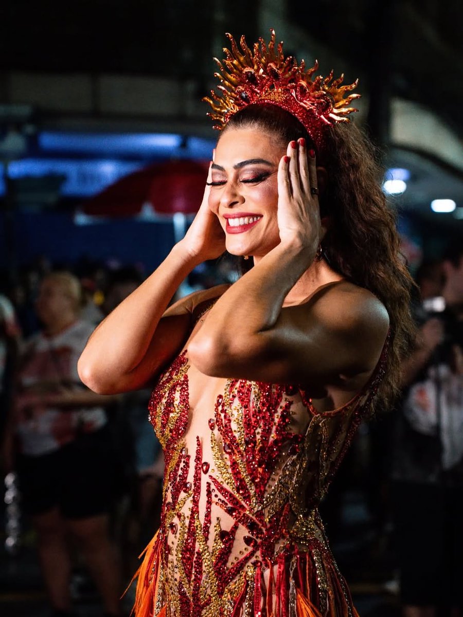 ocarnavalcarioc's tweet image. Juliana Paes reinando no ensaio de rua da Viradouro 🎊🎉 Curta, comente e compartilhe 😉 #carnaval #ocarnavalcarioca #samba #adoro #fantasia
