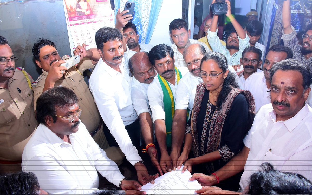 OfficeofminMRV's tweet image. நம்முடைய கரூர் மாவட்டம்,
வெண்ணைமலை மற்றும் இதர பகுதிகளில் உள்ள இனாம் வகைப்பாட்டு நிலங்கள் தொடர்பான  பிரச்சனையில்,தங்களின் உரிமைகளுக்காக உறுதியோடு போராடிய 
என் மக்களுக்கு நிரந்தர தீர்வு கிடைக்கும் வரை எப்போதெல்லாம் பிரச்சனை வருகிறதோ அப்போதெல்லாம் முதல் நபராக நான் அவர்களுடன்…