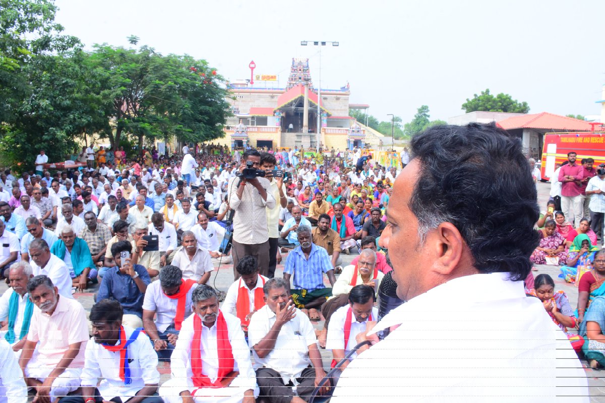 OfficeofminMRV's tweet image. நம்முடைய கரூர் மாவட்டம்,
வெண்ணைமலை மற்றும் இதர பகுதிகளில் உள்ள இனாம் வகைப்பாட்டு நிலங்கள் தொடர்பான  பிரச்சனையில்,தங்களின் உரிமைகளுக்காக உறுதியோடு போராடிய 
என் மக்களுக்கு நிரந்தர தீர்வு கிடைக்கும் வரை எப்போதெல்லாம் பிரச்சனை வருகிறதோ அப்போதெல்லாம் முதல் நபராக நான் அவர்களுடன்…