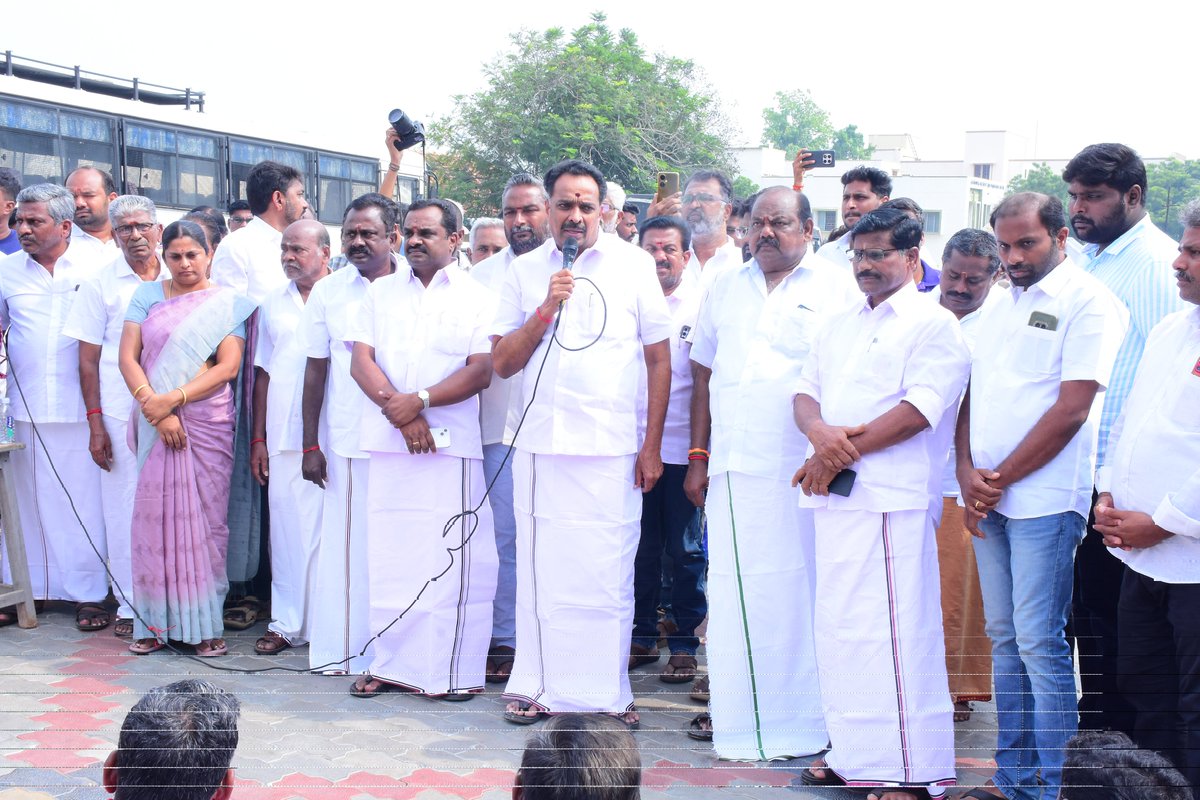 OfficeofminMRV's tweet image. நம்முடைய கரூர் மாவட்டம்,
வெண்ணைமலை மற்றும் இதர பகுதிகளில் உள்ள இனாம் வகைப்பாட்டு நிலங்கள் தொடர்பான  பிரச்சனையில்,தங்களின் உரிமைகளுக்காக உறுதியோடு போராடிய 
என் மக்களுக்கு நிரந்தர தீர்வு கிடைக்கும் வரை எப்போதெல்லாம் பிரச்சனை வருகிறதோ அப்போதெல்லாம் முதல் நபராக நான் அவர்களுடன்…