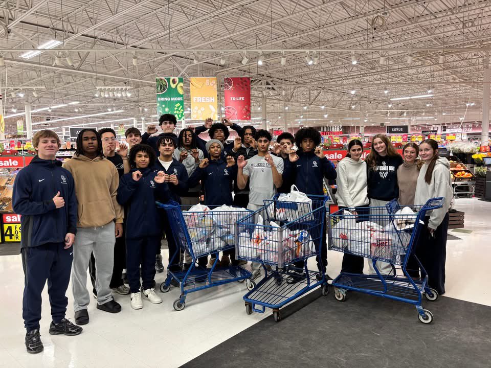 OEHS_GoWolves's tweet image. Our Boys and Girls Varsity Basketball Teams stepped up in a big way today! 🏀❤️ We are proud of our student-athletes for leading with heart on and off the court! Helping to sort and organize donations for families in need. Proud of our student-athletes.