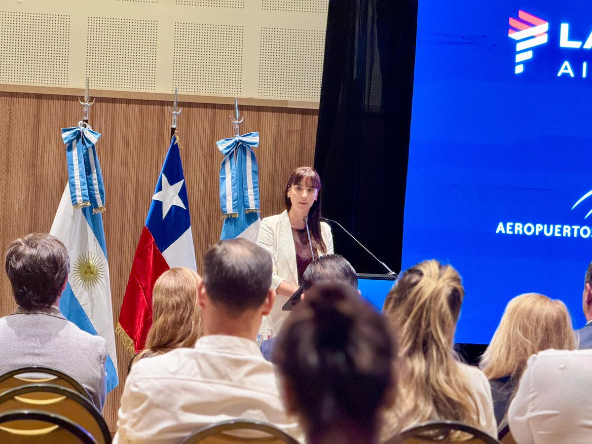 La ruta aérea Neuquén – Santiago de Chile suma una conexión estratégica para la provincia. Facilita el ingreso y la salida por la vía aérea, se integra al sistema de pasos fronterizos y amplía el acceso a 31 destinos internacionales mediante la red de LATAM.