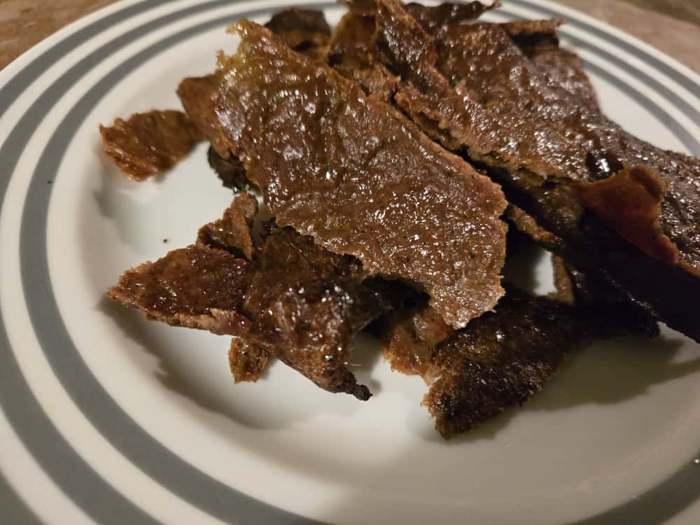 meleklerinpayi's tweet image. 6-7 aydır kendimi &quot;köfte&quot; olayına vermiştim; maydonoz, galeta, sarımsak, soğan, kimyon, kekik, karbonat vs vs oranlarını değiştirerek farklı tariflerle köfte yoğurmak en keyifli mutfak aktivitem. Yıllardır önüme bin tane yemek tarifi düşüyor ama yağlı kağıtta oklavayla…