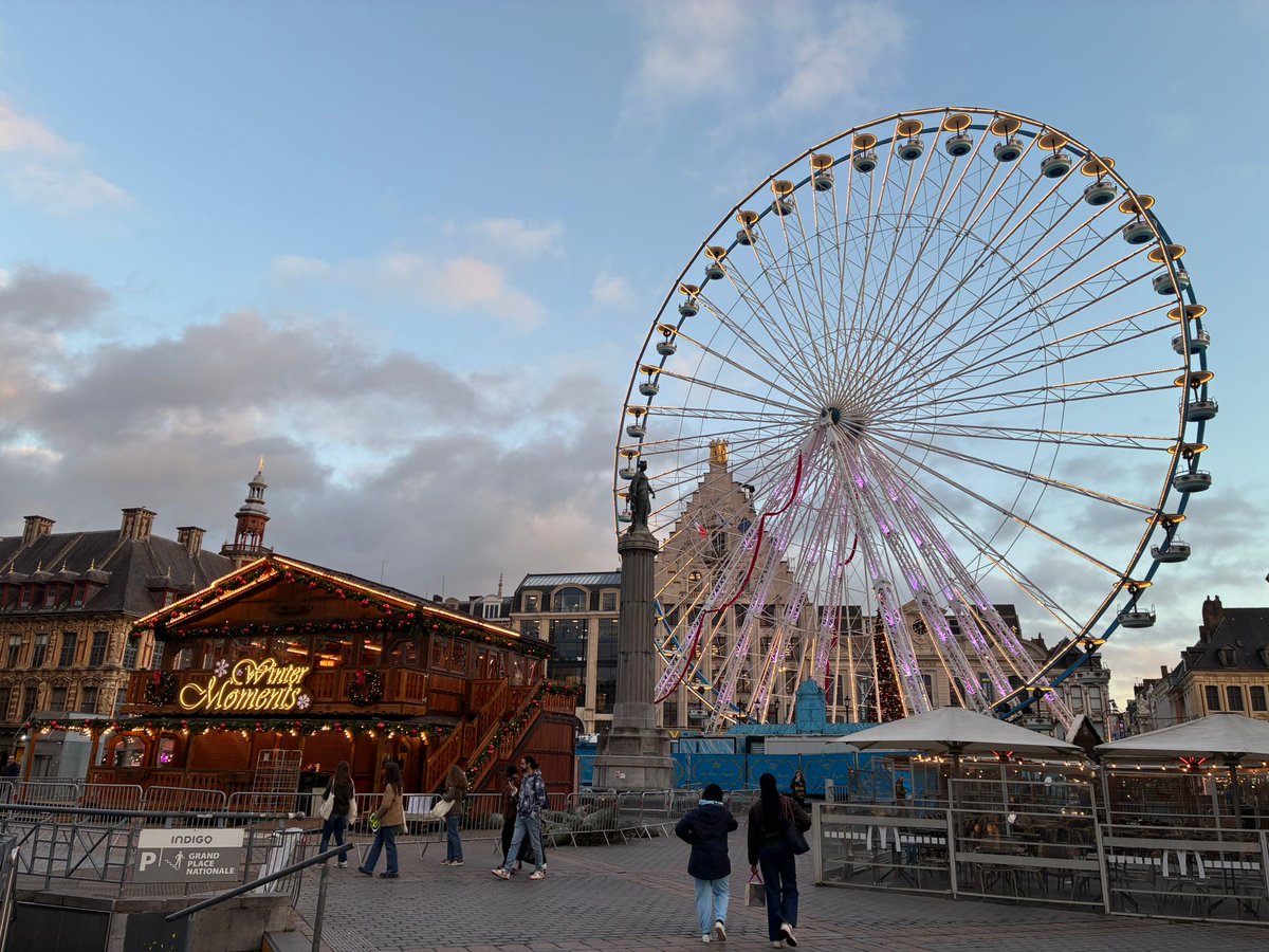 Lille_actu's tweet image. Hello ! On commence la journée sur la Grand&apos;Place de #Lille où la grande roue a fait son arrivée. Vous pourrez y grimper dès demain 😍
