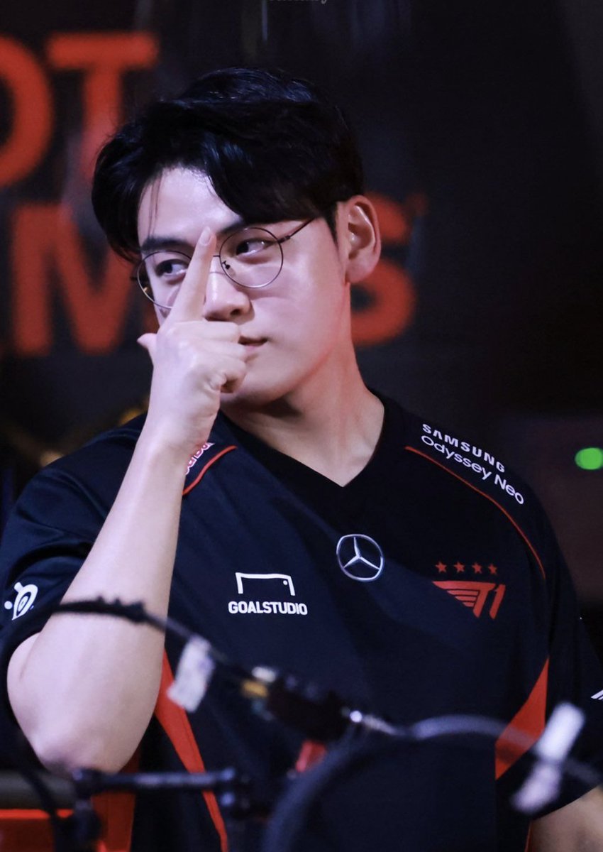 As long as guma continues to do what he loves and thrives, I feel at peace. I'll forever support our dearest ADC Gumayusi 

Our dearest prince, may you only have happy days ahead