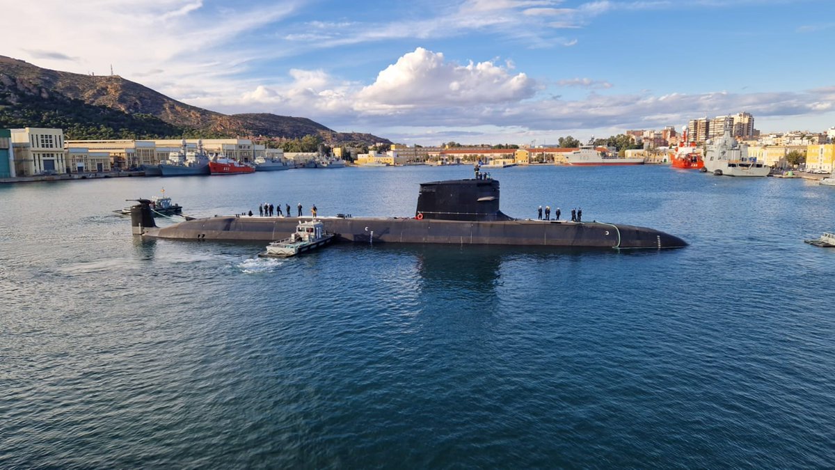 EFE_Murcia's tweet image. El submarino S-82 “Narciso Monturiol”, segundo de la clase S-80, ha completado su puesta a flote en Cartagena. Inicia pruebas de puerto y mar antes de su entrega a la Armada. #Navantia #S82