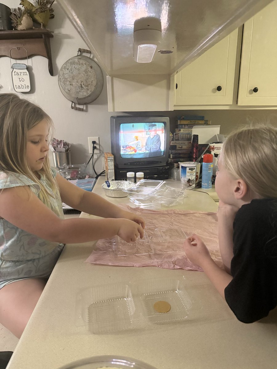 xavengedxwifex's tweet image. Our girls worked hard on their baking last night and I hope they sell out today ❤️ 
Product pics coming soon ☺️