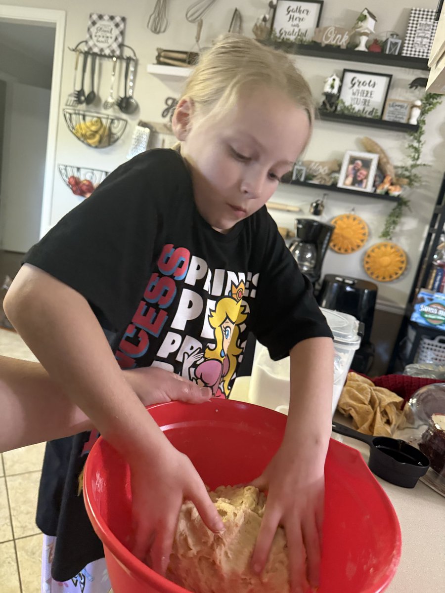 xavengedxwifex's tweet image. Our girls worked hard on their baking last night and I hope they sell out today ❤️ 
Product pics coming soon ☺️