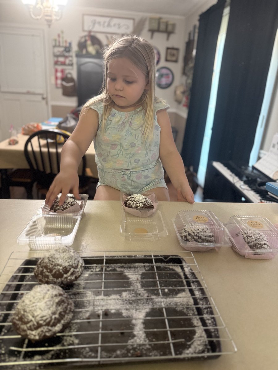 xavengedxwifex's tweet image. Our girls worked hard on their baking last night and I hope they sell out today ❤️ 
Product pics coming soon ☺️