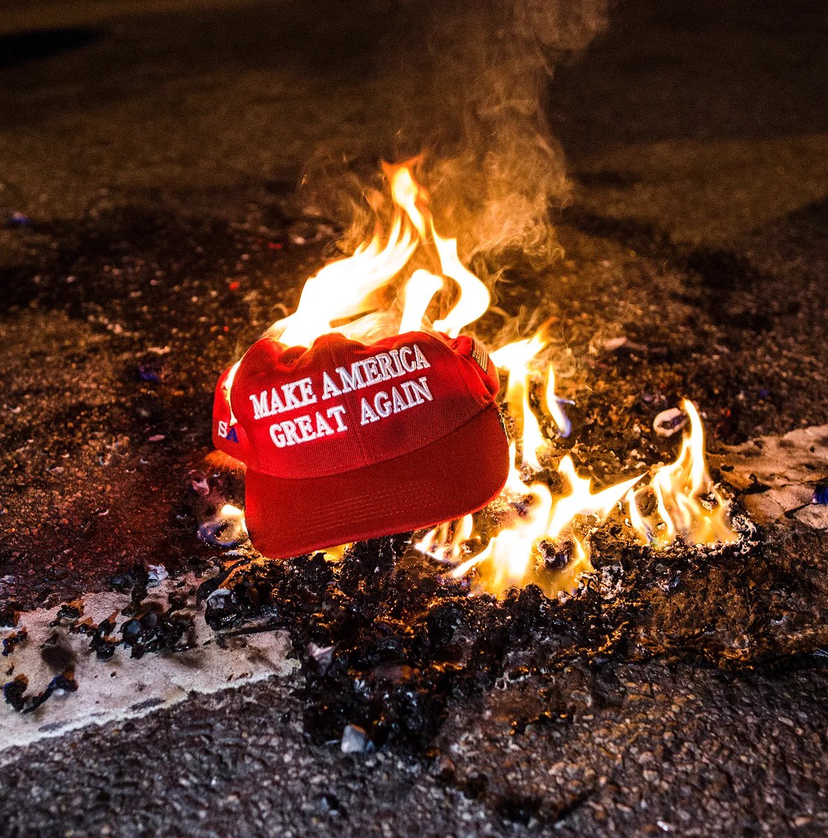 2 pictures that clearly define Trump’s Presidency.