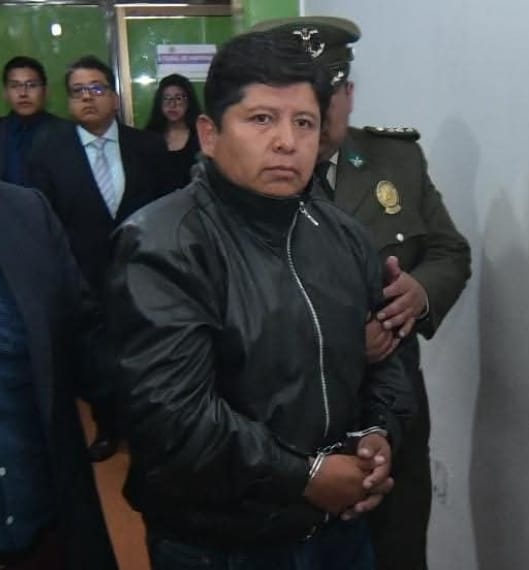 El primer corrupto del anterior ciclo que queda aprehendido: Juan Carlos Huarachi, ex dirigente de la COB 

EL ANTES: Con casco de minero y en Palacio, cuando disfrutaba del poder.

EL AHORA: Sin casco de minero y enmanillado, cuando salió del poder