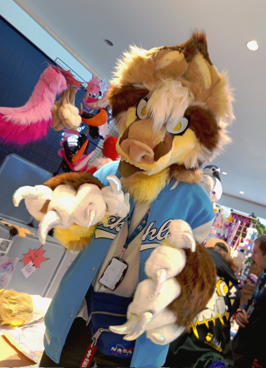 _crafty_kat_'s tweet image. Hiii !! Finally the post after con ! I took a long week to rest as I caught a lil con crud 🫠
But I&apos;m feeling better and back to work !! I had such an amazing time and I met so many sweet person 🥰
Also, I&apos;m so pleased to announce that I sold the Lynx partial !! 🥹✨