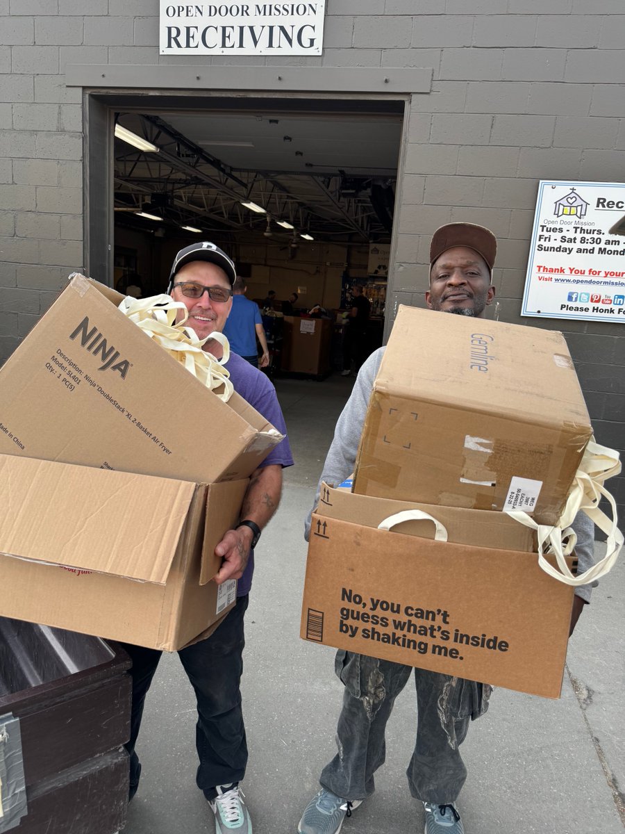 Thank you, Summit Dental! They invited us to pick up care bags they made. They decorated &amp; filled care bags for Open Door Mission 🖍️ They included toothpaste, brushes, gloves, &amp; other items! 😁

Volunteer From Anywhere:
opendoormission.org/volunteer-in-p…