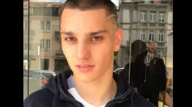 CerfiaFR's tweet photo. 🇫🇷⚖️ FLASH | Le PROCÈS des meurtriers de Romain Schlick, pompier volontaire BATTU à mort dans un appartement de Metz à l’âge de 20 ans pour quelques décibels de trop, s’ouvre aujourd’hui.

Quatre suspects, âgés de 27 à 42 ans, comparaissent devant le tribunal. Dans la nuit du 12 juin 2020, Romain avait passé la soirée chez son meilleur ami avec deux amies. Au cours de la nuit, le groupe a eu une ALTERCATION avec une voisine qui se plaignait du bruit. Celle-ci a alors appelé son compagnon, sorti avec des amis, qui ont mené une descente punitive dans l’appartement.

Romain a été violemment TABASSÉ et est mort sur place des suites d’un traumatisme crânien sévère. Les suspects, connus des services de police, avaient pris la fuite dans les Pyrénées et le sud de la France avant d’être interpellés, puis relâchés dans l’attente du procès.