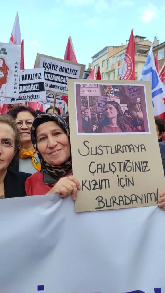 Neden mi güçlüyüz? Önüne dikilen polis barikatına karşı "Benim hakkımı alıp Mısır'a kaçan patrona barikat kurun" diyen Şık Makas'ın işyeri temsilcisi Buse Kara'nın hukuksuzca ev hapsi cezası almasının ardından Tokat👇ve Buse'nin annesinin o mitingte taşıdığı döviz: