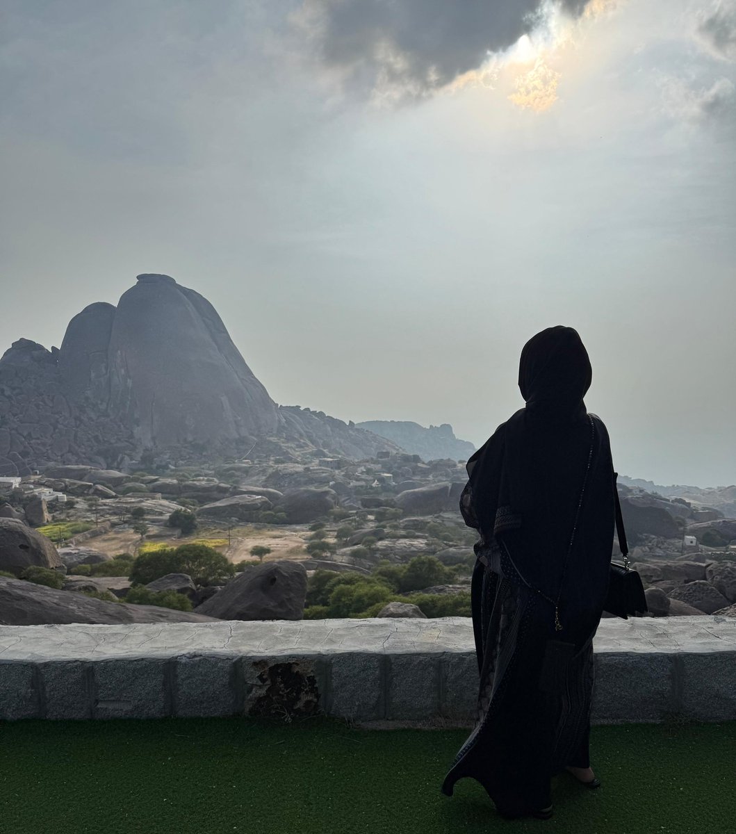 🔺️للتوضيح🔺️
مشاركة لجزء من تجربتي الشخصية
((وليست محتوى ديني)). 
تمام؟ :)
.........
رحلة مدتها ٤ أيام فقط قلبت موازيني.

وكأني يوم تركت هالمكان تركت فيه نسختي وهويّتي القديمة وكل ما اتصل بها وكان يغذّيها "مات" في هذي الرحلة ودُفِن هناك.

لدرجة إني أشعر فعليًا بالفراغ والمساحة