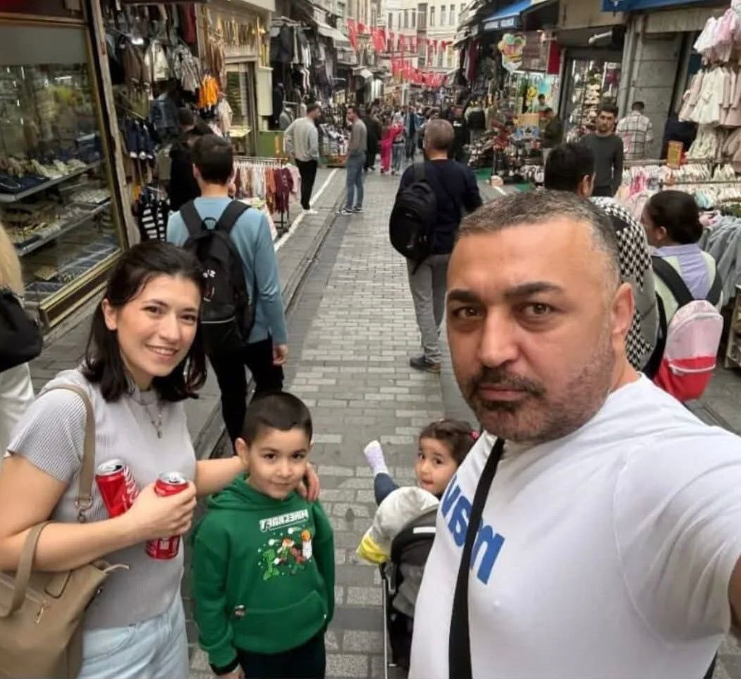bosunatiklama's tweet photo. Almanya'dan İstanbul'a gelen 4 kişilik Böcek ailesinin tamamı hayatını kaybetti. 

İncelenen ölüm nedenleri:
• Gıda zehirlenmesi
• Kimyasal zehirlenme

Ailenin dışarıda tükettiği yemekler:
• Poğaça
• Kebap
• Midye
• Tavuk tantuni
• Kokoreç
• Pizza
• Çorba
• Sucuk ekmek
• Lokum

Konakladıkları otele dair detaylar:
• Yemek servisi yok.
• Damacana ve kapalı su servisi var.
• Otelde yapılan ilaçlamada, panzehiri bulunmayan ve çok güçlü kimyasal olan 'alüminyum fosfit' kullanılmış olabileceği değerlendirildi.

Yaşanan adli gelişmeler:
• Otel mühürlendi.
• Olayla ilgili 11 kişi gözaltına alındı.