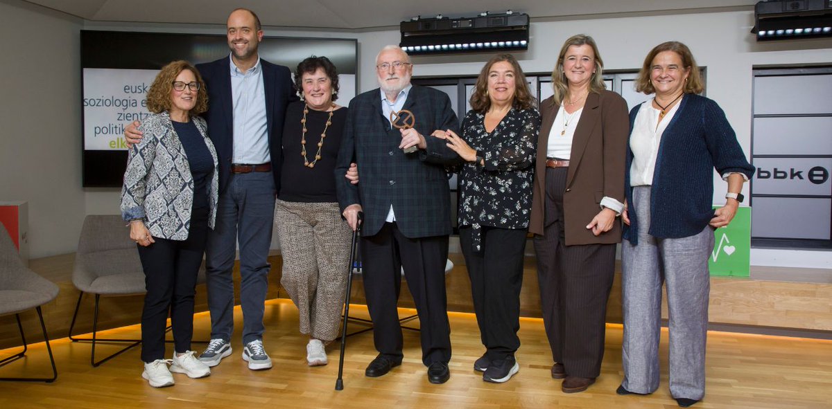 deusto's tweet image. La Asociación Vasca de Sociología y Ciencia Política (AVSP/ESZPE) ha reconocido la trayectoria de Javier Elzo Imaz, catedrático emérito de la Universidad de @Deusto, con el Premio GIZARTE SARIA 2025 deusto.es/es/inicio/vive…