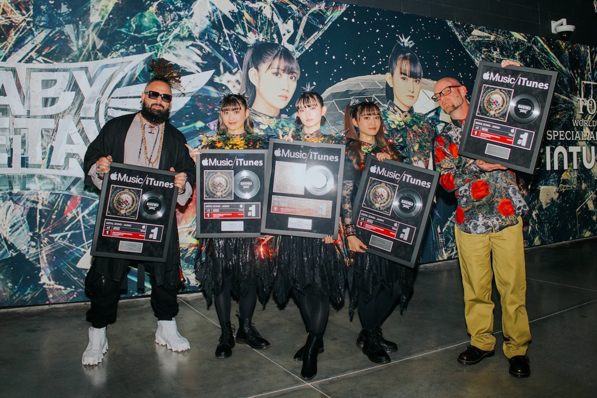 FFDP's tweet image. &apos;THE END&apos; FEAT. @BABYMETAL_JAPAN -  Our record streak of consecutive No. 1s on Billboard’s rock radio chart continues 🔥 
This marks our 17th No. 1 in total, and 13th in a row. 🥇
Thank you to all our fans and our friends at Rock Radio for their undying support! 🙌