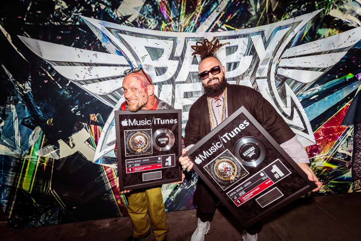 FFDP's tweet image. &apos;THE END&apos; FEAT. @BABYMETAL_JAPAN -  Our record streak of consecutive No. 1s on Billboard’s rock radio chart continues 🔥 
This marks our 17th No. 1 in total, and 13th in a row. 🥇
Thank you to all our fans and our friends at Rock Radio for their undying support! 🙌