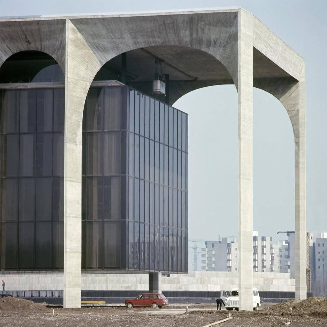 Palazzo Mondadori, by Oscar Niemeyer, Segrate, Italy, 1975. 
#architecture #archinerds