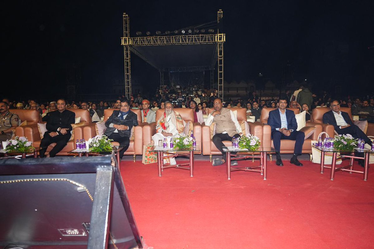 केंद्रीय रस्ते वाहतूक व महामार्ग मंत्री आदरणीय <a href="/nitin_gadkari/">Nitin Gadkari</a> जी यांच्या संकल्पनेतून नागपूर येथे सुरु असलेल्या खासदार सांस्कृतिक महोत्सवात आज लोकप्रिय गायक पद्मश्री <a href="/Shankar_Live/">Shankar Mahadevan</a> जी यांच्या 'राष्ट्र आराधना' या देशभक्ती गीत गायन कार्यक्रमाला आवर्जून उपस्थित राहिलो. १/२