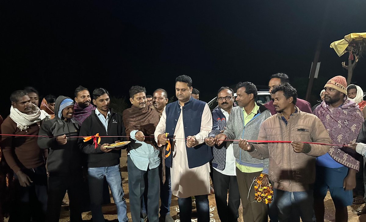 umeshpatelcgpyc's tweet image. आज अपने विधानसभा क्षेत्र के खरसिया वि.खं. अंतर्गत ग्राम जैमुरा और पण्डरीपानी में जनसंपर्क कर लोगों से भेंट मुलाकात किया। इस अवसर पर ग्राम पण्डरीपानी के आवास मोहल्ला में नवनिर्मित छज्जा युक्त शेड सहित विभिन्न निर्माण कार्यों का भूमि पूजन और लोकार्पण किया।