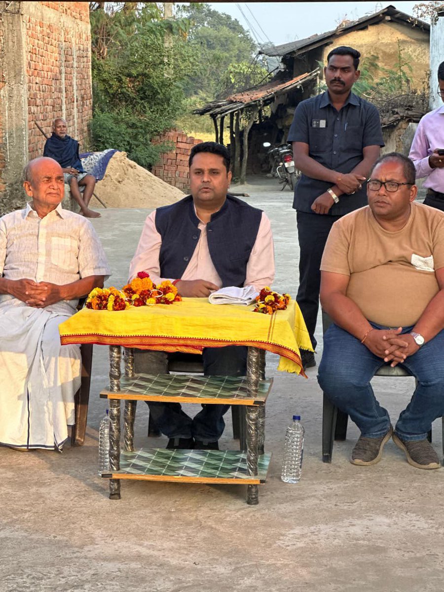 umeshpatelcgpyc's tweet image. आज अपने विधानसभा क्षेत्र के खरसिया वि.खं. अंतर्गत ग्राम जैमुरा और पण्डरीपानी में जनसंपर्क कर लोगों से भेंट मुलाकात किया। इस अवसर पर ग्राम पण्डरीपानी के आवास मोहल्ला में नवनिर्मित छज्जा युक्त शेड सहित विभिन्न निर्माण कार्यों का भूमि पूजन और लोकार्पण किया।