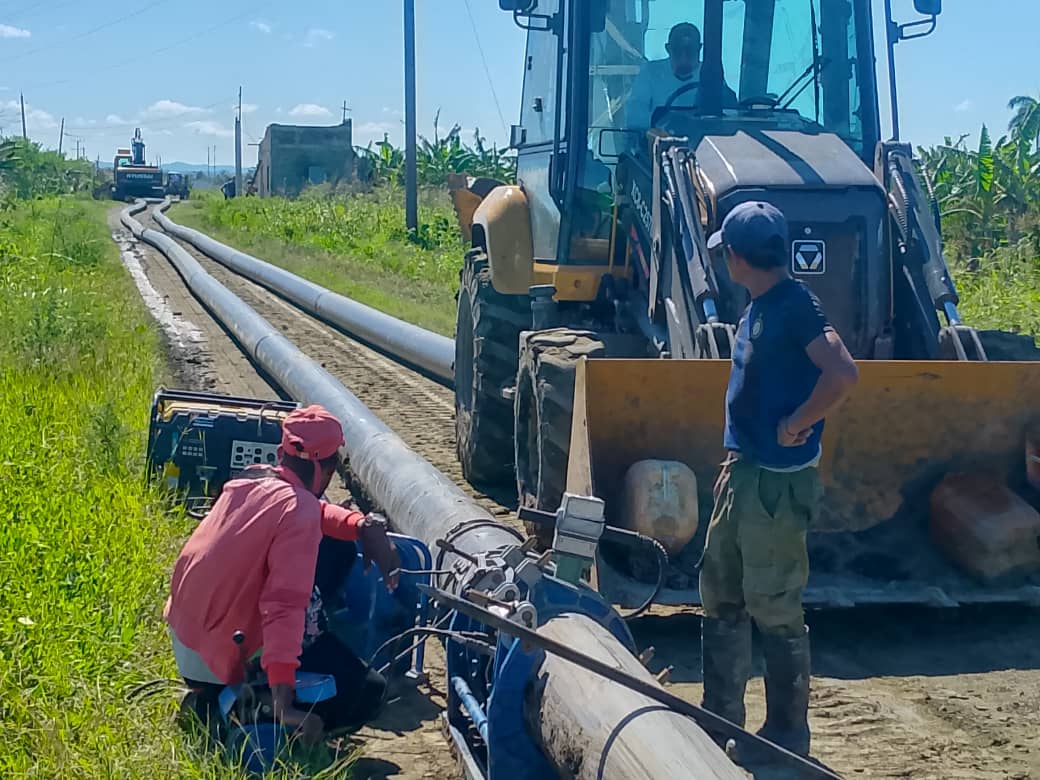 Continúan las labores de conexión del abasto de agua en Gibara. Holguin.