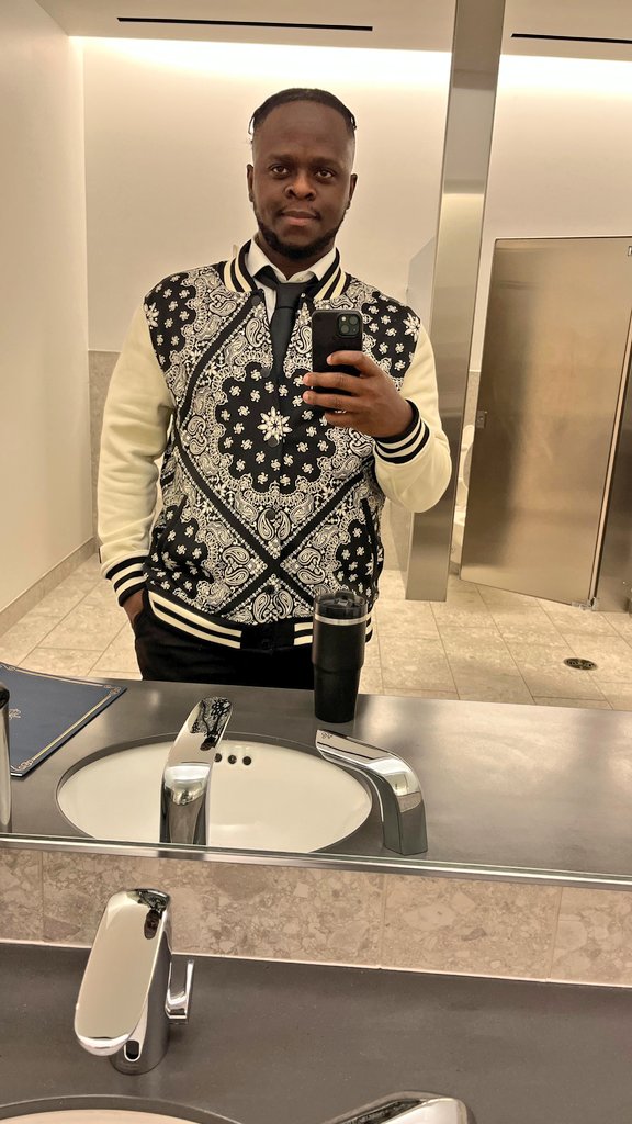 Rozay_SL's tweet photo. 🦍📷 https://t.co/OmrysfnQRL