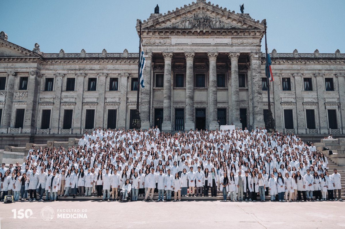Luego del último parcial de la carrera Doctor/a en Medicina de la Facultad de Medicina de la <a href="/Udelaruy/">Universidad de la República</a>, la generación que ingresa al internado celebra con una foto en la escaleras del Palacio Legislativo. 🏛️